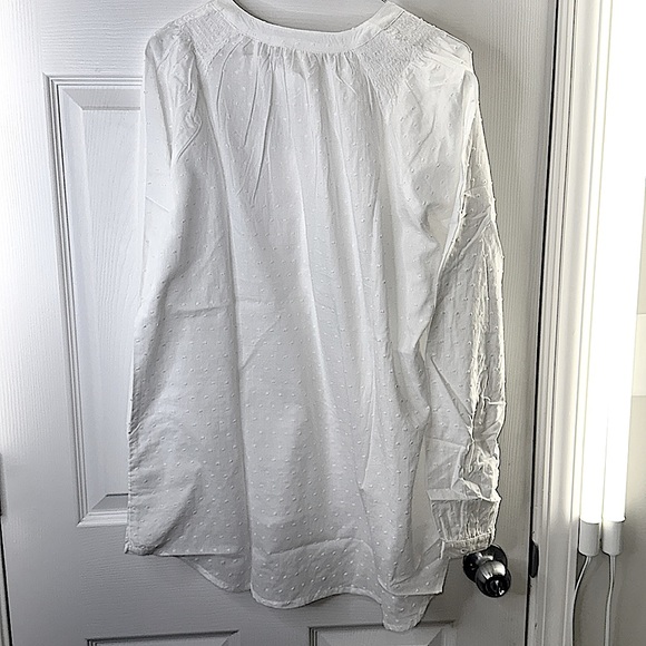 Can you say cute?! These shirts are so 🥰. Perfect for summer fall 🥶& spring - Picture 13 of 17